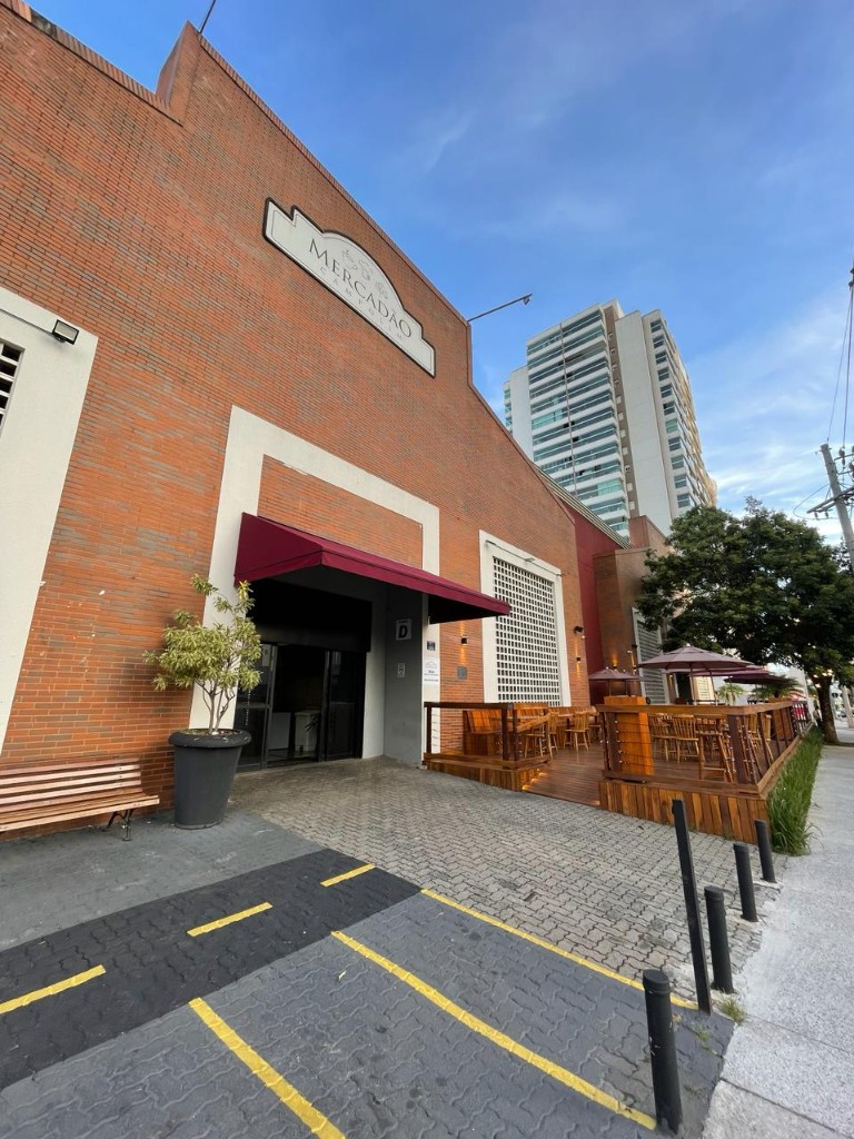 Fachada externa do Mercadão Campolim com área de convivência