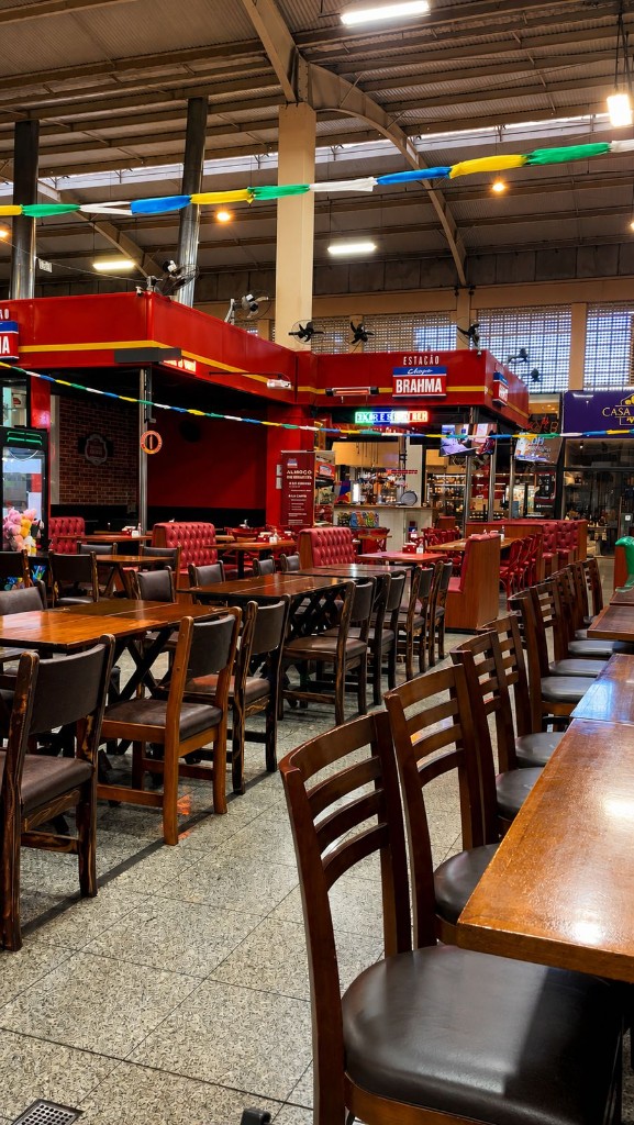 Salão interno do Mercadão Campolim com mesas e restaurantes